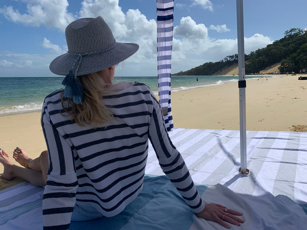 Beach mat with pole hole